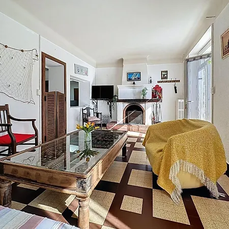 Les Volets Bleus By Interhome *